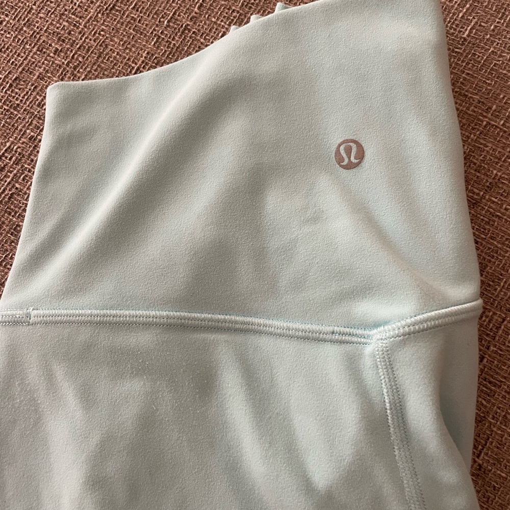 Lululemon light blue leggings size 6 - Picture 4 of 4